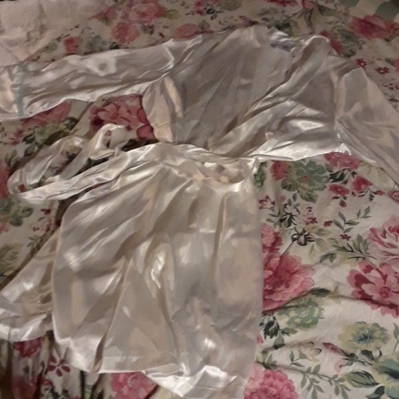 Beautiful Brides Robe size large - Picture 2 of 4